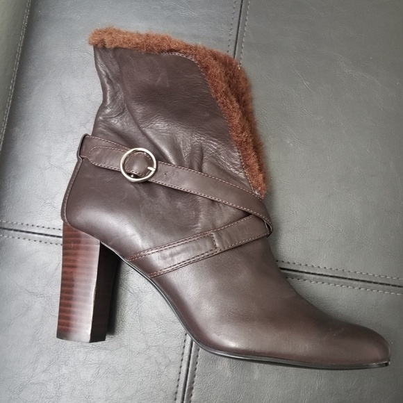 Short boots with brown plush St.John's bay Size 8M - Picture 2 of 4